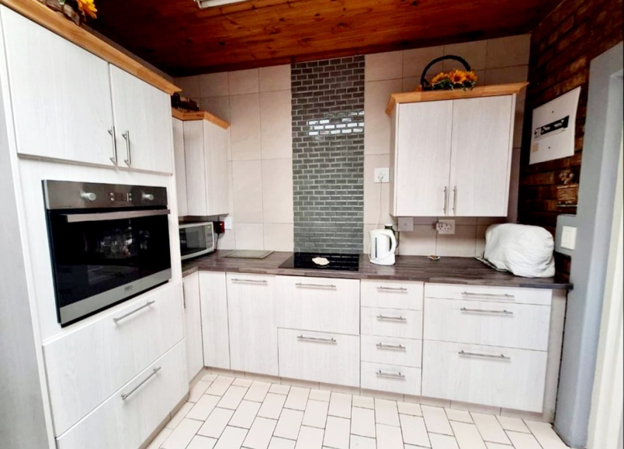 4 Bedroom Property for Sale in Boggomsbaai Western Cape